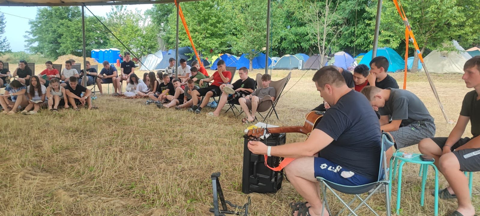 Gitarre am Lagerfeuer
